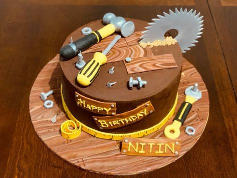 Tools Cake For Men, Carpenter Birthday Cake, Handyman Cake Ideas, Carpenter Cake Ideas, Woodworking Cake Ideas, Tool Box Cake, 35th Birthday Cakes, Building Cake, Easter Desserts Cake