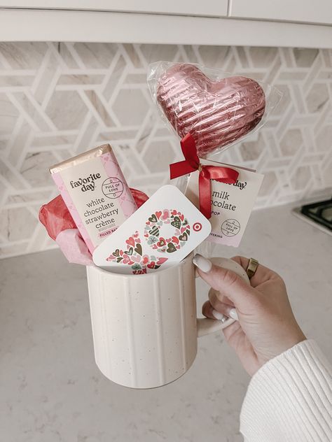 Gift For Teacher Coworker, Valentines Gift Basket, Small Valentines Gifts, Gift Ideas Valentines Day, Friend Valentine Gifts, Valentine's Day Treats, Valentines Day Gifts For Friends, Valentines Day Baskets, Teacher Holiday Gifts