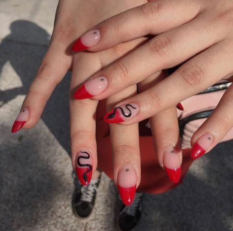 black, red 和 nails We Heart It上的图片 Snake Design Nails, Red Black Nails, Snake Skin Nails, Gel Polish Designs, Red Snake, Formal Nails, Red Acrylic Nails, Long Nail Designs, Black Nail Art