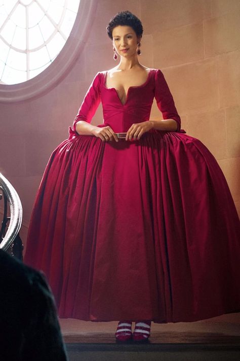 Outlander Red Dress, Outlander Cosplay, Versailles Ball, Claire Outlander, Outlander Costumes, Outlander Claire, Outlander Season 2, Swan Dress, Outlander Casting