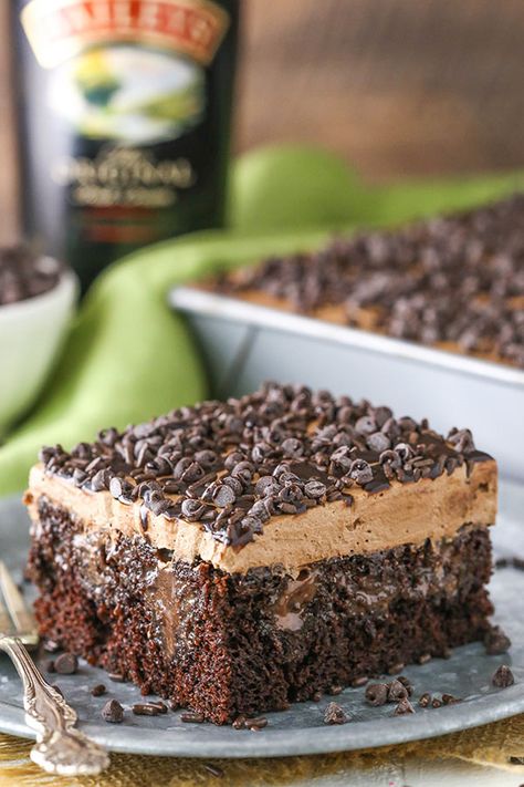 Baileys Chocolate Poke Cake | Easy Boozy Chocolate Cake Recipe Irish Cream Poke Cake, Baileys Flavor, Baileys Poke Cake, Cream Poke Cake, Boozy Chocolate, Chocolate Baileys, Chocolate Poke Cake, Amazing Chocolate Cake Recipe, Chocolate Cake Recipe Easy