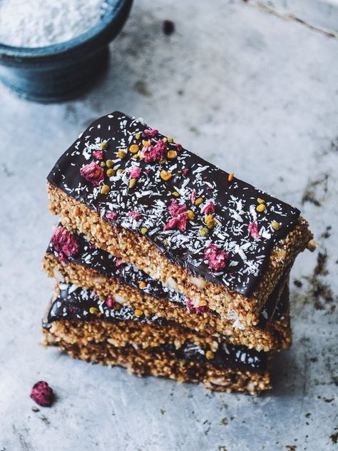 These babies must be my latest addiction! I was really inspired by Green Kitchen Stories Quinoa-Nut Bars, but I wanted to give them my own touch. They are so easy to make, INCREDIBLY tasty,... Puffed Amaranth Bars, Puffed Amaranth Recipes, Amaranth Bars, Popped Quinoa, Puffed Amaranth, Amaranth Recipes, Quinoa Bars, Pre Post Workout, Nut Bars