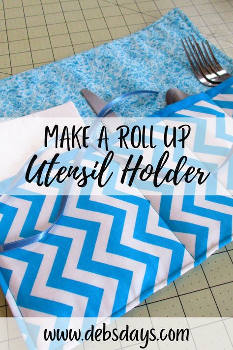 Learn how to make your own homemade fabric roll up picnic / camping utensil holder. The DIY sewing and craft project has a step by step tutorial video Picnic Utensil Caddy Diy, Diy Cutlery Holder, Diy Cutlery Pouches, Utensils Holder Diy, Camping Lists, Caddy Diy, Kitchen Sewing, Camping Cutlery, Picnic Basket Set