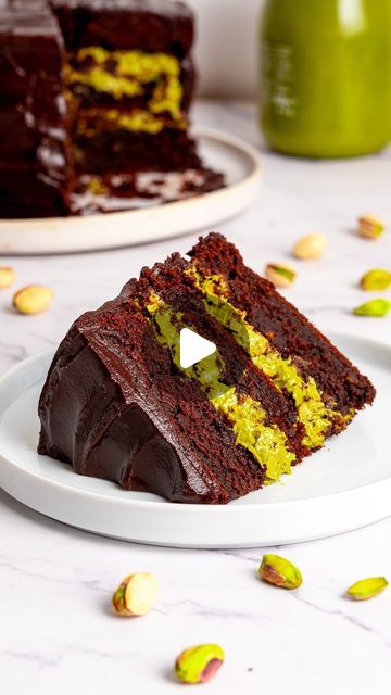 Dubai Chocolate Cake, Dubai Chocolate Bar, Pistachio Chocolate Cake, Choclate Cake Recipe, Chocolate Pistachio Cake, Chocolate Bar Cake, Dubai Cake, Cake Pistachio, Chocolate Bar Cakes