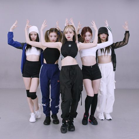 Itzy Loco Dance Practice, Loco Dance Practice, Dance Practice Outfits Kpop, Kpop Dance Practice Outfits, Dance Clothes Practice, Itzy Loco, Dance Outfits Practice, Kpop Dance, Practice Outfits