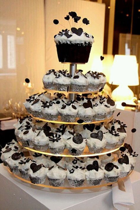 White Wedding Cupcakes, Wedding Cupcake Tower, Black White Cakes, Diy Vintage Wedding, Cupcake Tower Wedding, Different Types Of Cakes, Black Fondant, Giant Cupcake, White Cakes