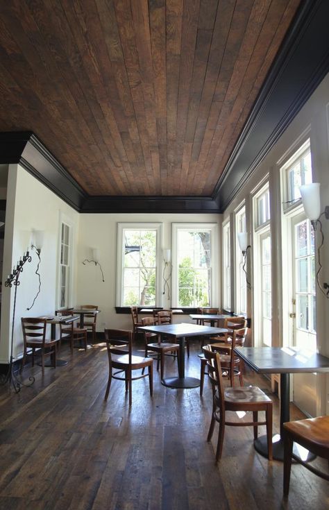 Dark Wood Ceiling Living Room, Dark Restaurant, Warehouse Renovation, Ceiling Remodel, Greenhouse Construction, Wood Plank Ceiling, Dark Ceiling, Plafon Gypsum, Living Room Wood Floor