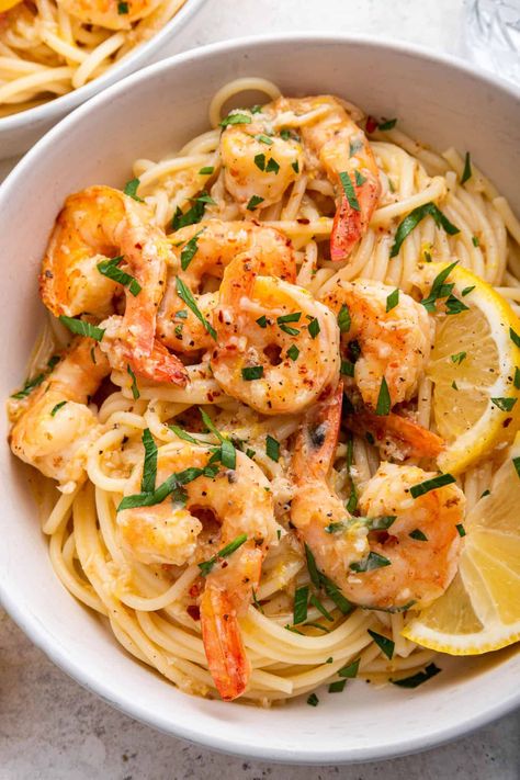 Lemon Garlic Shrimp Pasta - Feeling Foodish Garlic Prawn Pasta, Lemon Pasta Recipes, Lemon Garlic Shrimp Pasta, Shrimp Fettuccine, Garlic Shrimp Pasta, Lemon Garlic Shrimp, Garlic Prawns, Fettuccine Pasta, Shrimp Recipes For Dinner