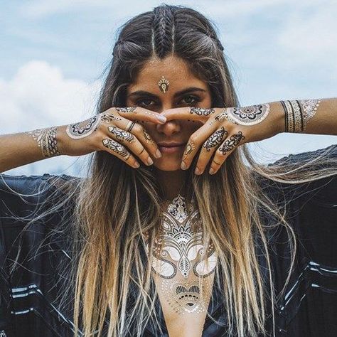 #festival #festivalstyle #festivalhairstyle #hair #beauty #festivalhair #positivevibes #inspo #hairinspo Look Da Festival, Looks Hippie, Festival Mode, Festival Inspo, Boho Mode, Look Festival, Fest Outfits, Festival Trends, Mode Hippie