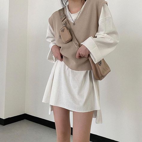 Nicole Kim (@nicole_k1m) • Instagram photos and videos Minimalist Japan, Korean Aesthetic Outfits, Cake Popsicles, Academia Outfits, Looks Pinterest, Dark Academia Fashion, Winter 22, Academia Fashion, Beige Outfit