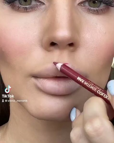 elena_menshik From balms to stickspens to tints...here are all the best lip products out that won't smudge under your face masks. Mac Make Up, Lipstick Tutorial, Eye Makeup Techniques, Lip Makeup Tutorial, Makeup Artist Tips, Smink Inspiration, Face Makeup Tips, Makijaż Smokey Eye, روتين العناية بالبشرة