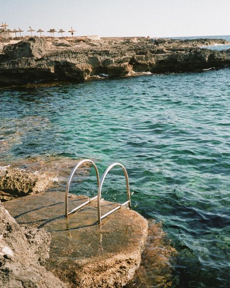 Via @vanellimelli Isla De Mallorca, Baleares April 7, Italian Summer, Summer 24, Menorca, European Summer, Travel Goals, By The Sea, Nature Travel, Blue Water