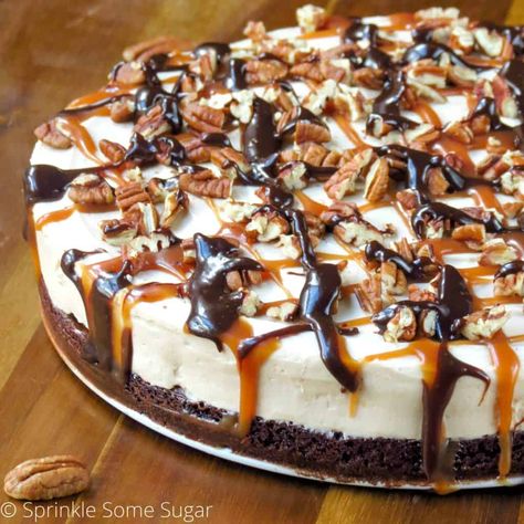 No-Bake Caramel Turtle Cheesecake - Sprinkle Some Sugar Brownie Bottom Cheesecake, Turtle Brownie, Cheesecake Topping, Turtle Cheesecake Recipes, Chocolate Homemade, Turtle Cheesecake, Baked Caramel, Salted Caramel Cheesecake, Homemade Cheesecake