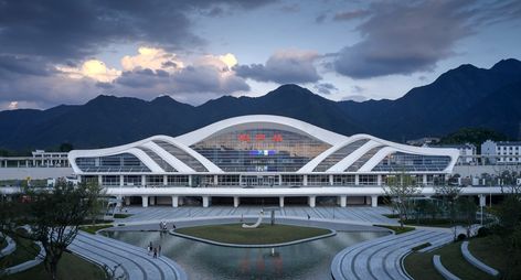 Railway Station Facade Design, Futuristic Railway Station, Railway Station Architecture, Airport Architecture Design, Metro Station Design, Train Station Design, Entrance Lobby Design, Auditorium Architecture, Atrium Design