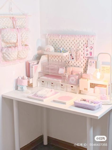 Kawaii Desk Ideas, Pastel Desk Setup, White Desk Setup, Pretty Desks, Study Desk Decor, Aesthetic Desk, Pink Desk, Desk Inspo, Cute Diy Room Decor