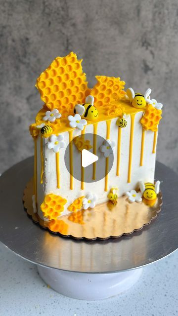 Bumble Bee Cake Ideas, Honey Bee Cake Ideas, Yellow Cake Decoration, Bubble Cake Ideas, Honey Cake Decoration, Pooh Cake Design, Bee Cake Ideas, Half Cake Design, Small Cake Designs