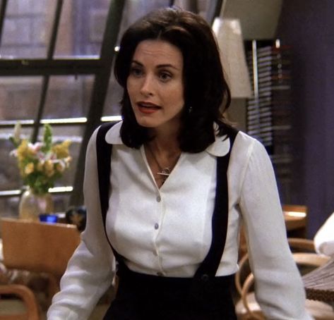 Friends Monica Geller fashion inspo Scream Outfits, Monica Friends, Celebrity Short Hair, Courtney Cox, Dramatic Classic, Monica Geller, Shot Hair Styles, Just Style, Friend Outfits