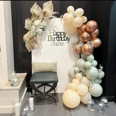 DIY Backdrop Ideas To Take Amazing Birthday Pics At Home! Back Drop Ideas For Birthday Party, 35th Birthday Backdrop Ideas, 80th Birthday Backdrop Ideas, Diy Backdrop Ideas, Birthday Backdrop Design, Event Planning Ideas, 62nd Birthday, 60th Bday, Sweet 16 Themes