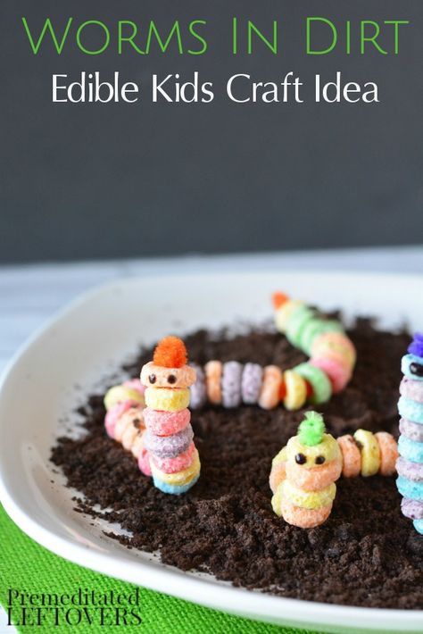 Kids can play with their food and enjoy a fun snack with this Worms in Dirt Edible Craft. It's an easy tutorial that can also be used to teach about worms! Worm Themed Food, Fruit Loops Arts And Crafts, Worm Theme Party, Insect Food Ideas For Kids, Nature Snacks For Kids, Spring Food Crafts For Kids, Easy Food Activities For Kids, Bug Snacks Preschool, Kids Food Craft