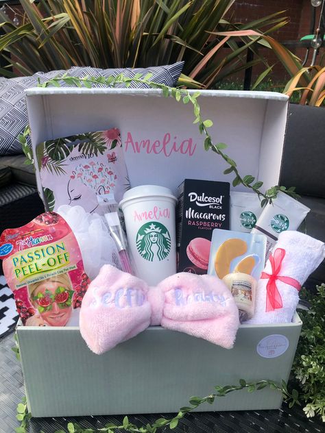 Personalised luxury pamper hamper💕 Includes:  -personalised box -personalised Starbucks travel mug  -2x Starbucks coffee sachets  -7th heaven passion peel off mask  -luxury makeup headband  -yankee candle 49g (scent may vary)  -face cloth  -hair mask  -24k gold luxury under eye mask -face mask applicator  -body puff -raspberry macaroons (includes 4) ❗️PLEASE NOTE: THIS MAY BE SUBSTITUTED TO HAZELNUT & COCOA WAFER ROLLS DUE TO LIMITED STOCK. Allergens:  Wafer rolls may contain -  Nuts, Soy, Wheat, Milk. CHRISTMAS ANNOUNCMENT  ❗️❗️Please order early whenever possible for Christmas. All items have up to a years date so all perishable items will have plenty of date left on them. ❗️❗️ Last day for guaranteed Christmas delivery for any international orders is the 2nd of December.  Our shop will Mask Applicator, Coffee Sachets, Hamper Gift Basket, Birthday Presents For Friends, Birthday Basket, Cute Birthday Ideas, Pamper Hamper, Under Eye Mask, Cute Gifts For Friends