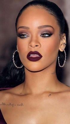 Dark Lipstick Looks Blondes, Burgundy Make Up Looks, Plum Lipstick Makeup Look, Deep Red Lipstick Makeup, Matte Lipstick Black Women, Dark Lip Makeup Look, Burgundy Lipstick Makeup, Plum Lipstick Makeup, Plum Makeup Look