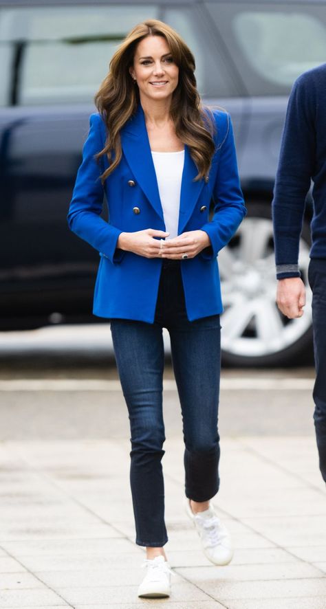 Kate Middleton Wore Her Go-To Comfy Sneakers With a Blue Raspberry Blazer Blue Blazer Outfit, Royal Blue Outfits, Looks Kate Middleton, Royal Blue Blazers, Estilo Kate Middleton, Sports Centre, Kate Middleton Dress, Comfy Sneakers, World Mental Health Day