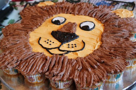 Zoo Cupcake Cake, Wild One Cupcake Cake, Lion Cupcake Cake, Safari Birthday Party Food, Zoo Cupcakes, Zoo Baby Shower Theme, Zoo Animal Cupcakes, Lion Birthday Cake, Lion Cupcakes