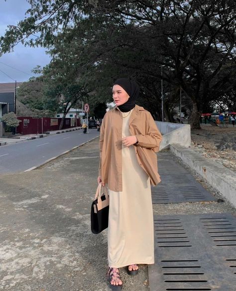 Ootd pake inner dress dan kemeja Inner Dress Hijab, Kemeja Navy, Outfit Hijab Casual Rok, Ootd Simple Hijab, Outfit Hijab Ideas, Outfit With Skirt, Ootd Kemeja, Skirt Ootd, Outfit Ideas Hijab