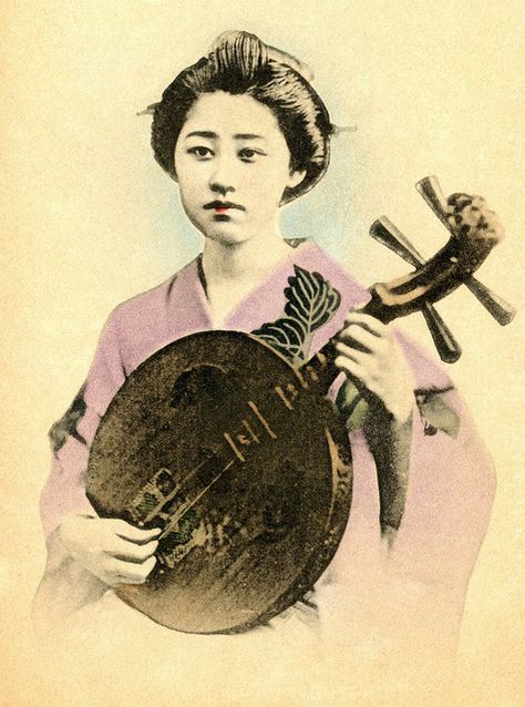 Nihonbashi Geisha with a Moon Guitar 1897    A Gekkin or Moon Guitar is a traditional Chinese lute with a short fretted neck and either three or four strings. From a photograph by Seibei Kajima. Moon Guitar, Best Guitar Players, Memoirs Of A Geisha, Japanese Photography, Western Wallpaper Iphone, Old Photography, Vintage Portraits, Vintage Japan, Guitar Player