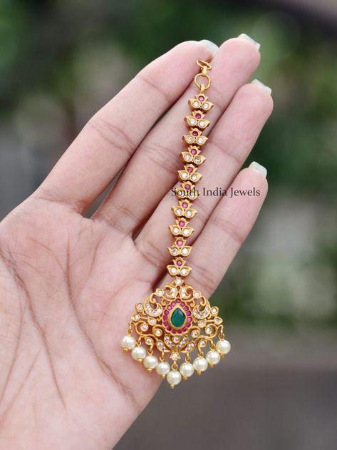 Accessory Villa Kemp Maang Tikka, Maang Tika Design, Papita Billa Designs Gold, Gold Mang Tika Design, 10 Gms Gold Necklace, Gold Maang Tikka Designs, Gold Mangtika, Papati Billa, Telugu Jewellery