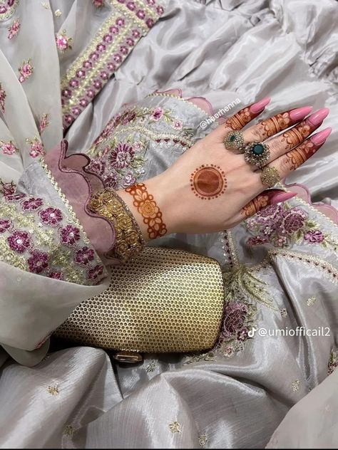 Mehandi Design New, Easy Mehndi Designs, Mehndi Designs Bridal Hands, Easy Mehndi, Rose Mehndi Designs, Very Simple Mehndi Designs, Engagement Mehndi Designs, Pretty Henna Designs, Latest Bridal Mehndi Designs