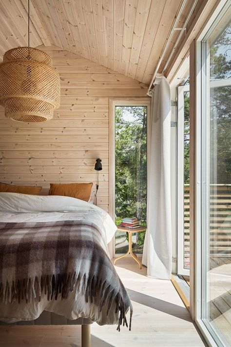 my scandinavian home: A Timber Swedish Cabin Surrounded by Woodland Swedish Cabin Interior, Scandinavian Cabin Interior, Swedish Bedroom, Minimal Farmhouse, Swedish Cabin, Swedish Homes, Norwegian House, Scandinavian Cabin, Airbnb Ideas