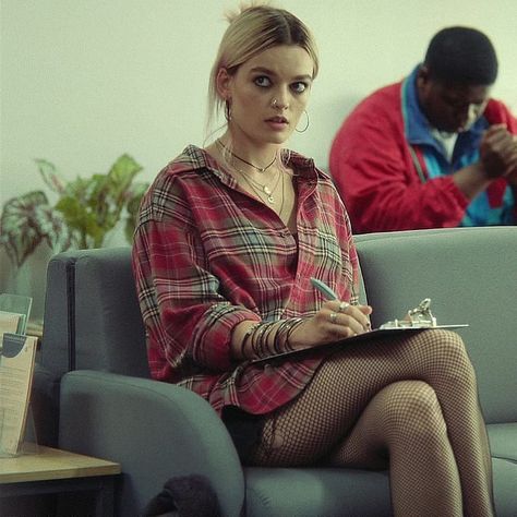 Maeve Wiley Style, Mave Wiley Outfits, Meave Wiley Outfit, Meave Wiley Aesthetic, Maeve Wiley Outfits, Maeve Wiley, Emma Mackey, Rock Star Outfit, Perks Of Being A Wallflower