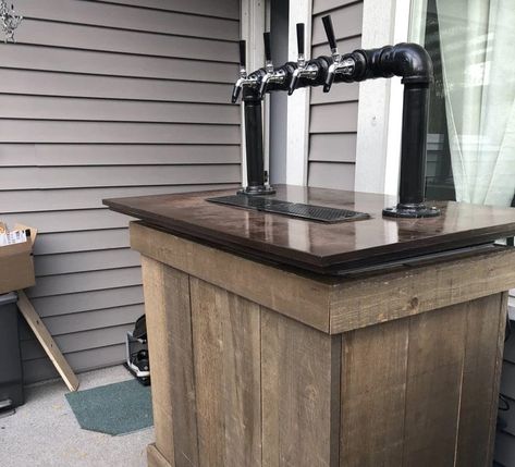 Diy Beer Tap, Keezer Ideas, Kegerator Bar, Kegerator Diy, Keezer Build, Brew Room, Brewery Ideas, Beer Display, Cabin Bar