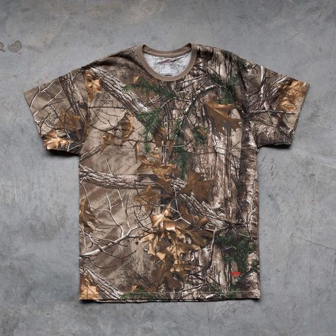 Realtree Outfit, Skater Clothes, Couture 2023, Fall Couture, Skater Outfits, Camo Shirt, Graphic Ideas, Camo Tee, Baggy Style