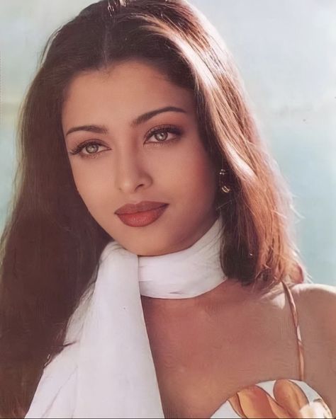 Aishwarya Rai Makeup, 2000s Makeup Looks, Aishwarya Rai Pictures, Vintage Bollywood Aesthetic, 90s Bollywood, Bollywood Couples, Swag Girl Style, Aishwarya Rai Bachchan, Vintage Bollywood