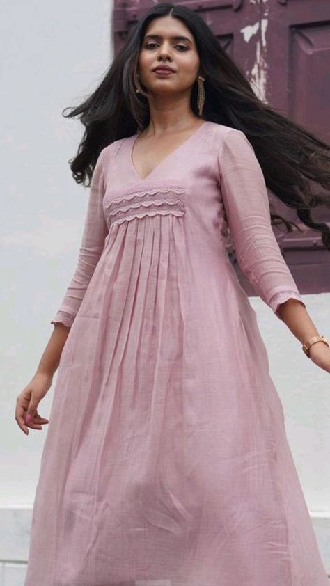 Frock Pattern Kurti Design, Aline Kurti Design, Street Fashion Inspiration, Modest Street Fashion, Vestidos Sport, Suit Details, Jennifer Dress, Simple Frock Design, Stylish Kurtis Design