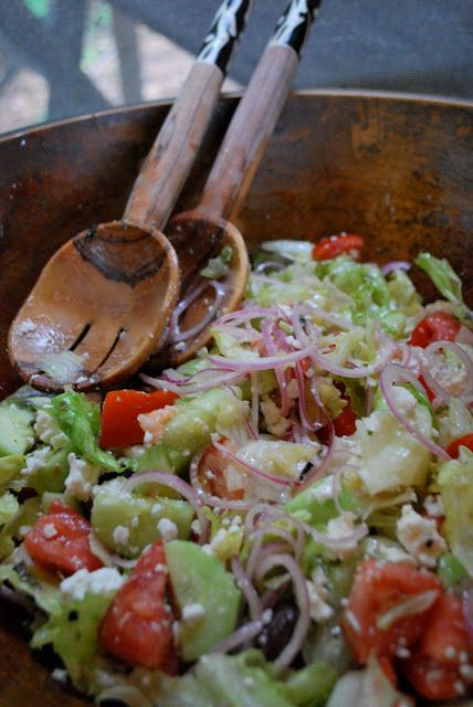 Scrumpdillyicious: Aegean Flavours: Greek Salad & Chicken Souvlaki Greek Salad Chicken, Souvlaki Salad, Tzatziki Recipes, Salad Recipes Healthy Easy, Chicken Souvlaki, Salad Chicken, Salads To Go, Roasted Chicken Breast, Campfire Food