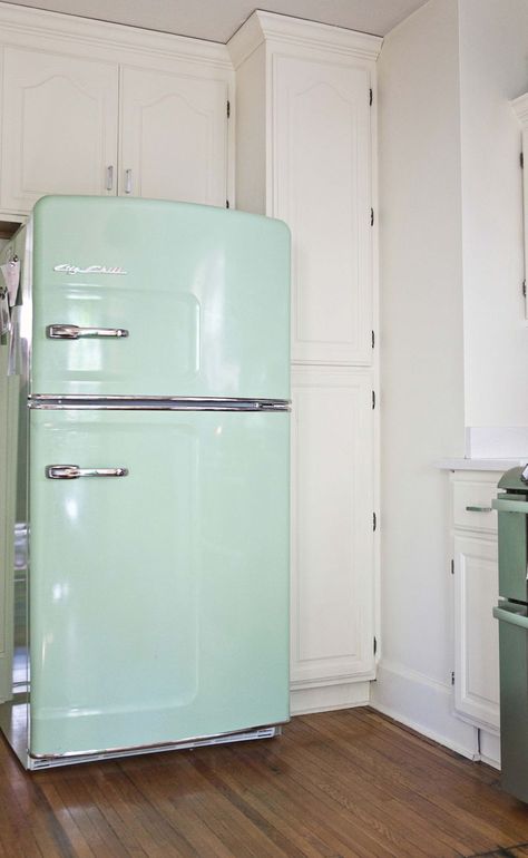 @Christine Thelen this fridge is called "Big Chill" Fridge :) and this kitchen is adorable. love the unfinished wood shelves for glass and serving ware Big Chill, Casa Vintage, Decor Guide, Retro Home Decor, Retro Home, Retro Kitchen, Wood Shelves, White Kitchen, My Dream Home