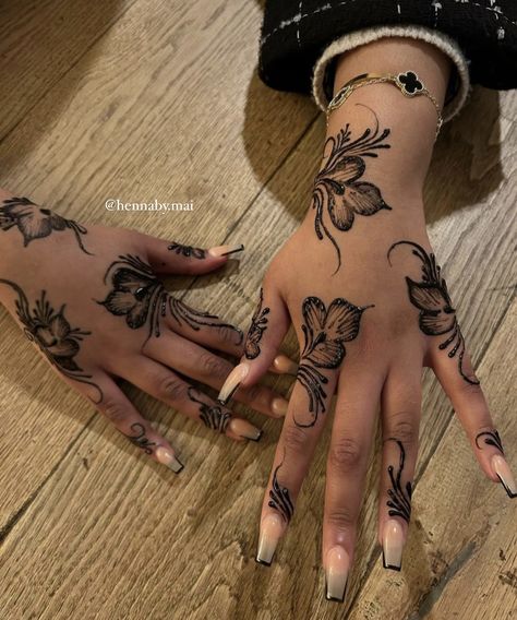 Prom Henna, Henne Tattoo, Cute Henna Designs, Cute Henna Tattoos, Henna Style Tattoos, Jagua Henna, Henna Inspo, Henna Nails, Henna Inspired Tattoos