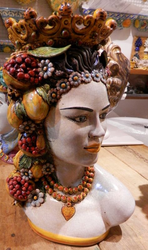 ??????????????????????????????? Sicilian Pottery, Sicilian Ceramics, Sicilian Decor, Sicilian Wedding, Head Anatomy, Folk Stories, Head Planters, Ceramic Shop, Medieval Times