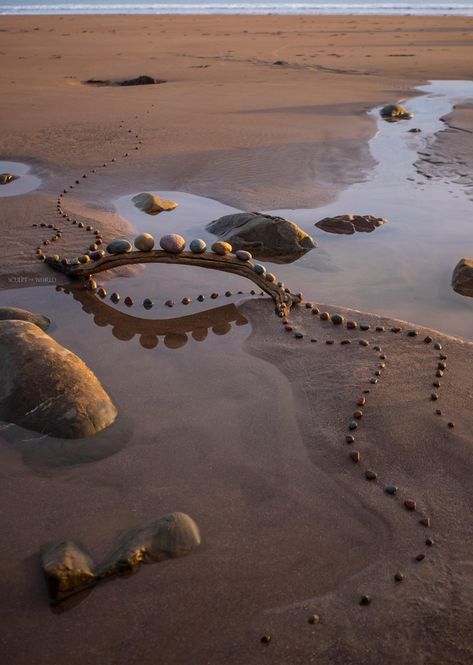 Jon Foreman, Installation Street Art, Beach Trends, Earth Art, Visual Culture, Nature Drawing, Sculpture Installation, New Energy, Land Art