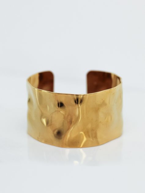 Elevate your wristwear with our captivating Gold Cuff Bracelet. A true statement piece, this modern cuff bangle is designed for women who embrace bold elegance. Crafted to perfection, the sleek 18k gold-plated surface commands attention while exuding confidence. Its versatile design effortlessly transitions from day to night, making it an essential addition to your jewelry collection. Redefine your style with this exquisite and contemporary Gold Cuff Bracelet. This cuff bracelet is 6x4.5cm wide. Gold Arm Band, Gold Cuff Bracelet, Gold Armband, Professional Jewelry, Gold Bracelet Cuff, Jewelry Fashion Trends, Gold Cuffs, Chain Choker, Cuff Bangles