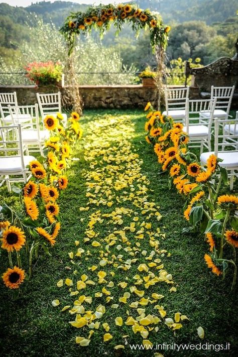 Summer Time Wedding Dresses, Sunflower Wedding Isles Decoration, Outside Sunflower Wedding Ideas, Sunflower Alter Arrangements, Nature Event Decor, Yellow Flowers Wedding Decoration, Wedding In August Ideas, Sunflower Decor Wedding, Forest Green And Sunflower Wedding