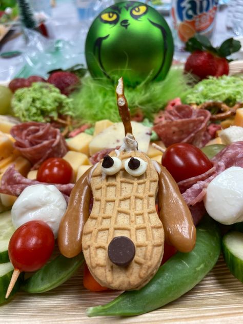 Grinch Inspired Party Food, Grinch Christmas Charcuterie Board, Grinch Themed Dinner Food, The Grinch Charcuterie Board, Grinch Cheese Board, Grinch Themed Charcuterie Board, Grinch Charcuterie Board Ideas, Grinch Menu Ideas, Grinch Snack Ideas