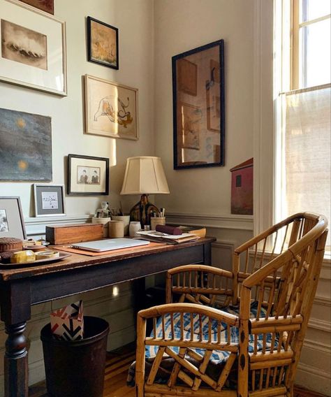 Cosy Office Space, Workspace In Living Room, Vintage Desk Setup, Mom Office, Dc Living, Library Rooms, Cottage Office, House Aesthetics, Husband Office