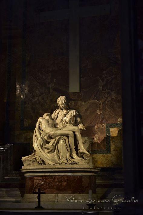 Sculpture work of Michelangelo Buonarroti housed in St. Peter's Basilica, Vatican City David Michelangelo Painting, Vatican Statues, Vatican Sculpture, Michelangelo Aesthetic, Michele Angelo, Pieta Michelangelo, Michelangelo Works, The Pieta, Michelangelo Sculpture