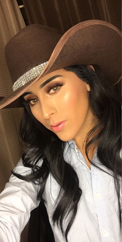 Cowgirl Makeup #Morphe #JaclynHill Cowgirl Makeup Ideas, Country Makeup, Cowgirl Makeup, Makeup Morphe, Cowgirl Halloween, Photoshoot Makeup, Fall Makeup Looks, Color Guard, Fall Makeup