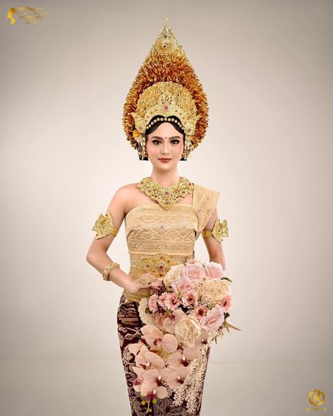 Payas agung, baju adat bali. Pakaian tradisional Indonesia. Balinese traditional costume. Pic from instagram: nayakabali #culture #budaya #clothes #outfit #attire #bride #bridal #pengantin #asia Pengantin Bali, Fire Planet, Adat Bali, Indonesia Traditional, Indonesian Culture, Filter Ig, Queen Dress, Clothes Outfit, Traditional Clothes