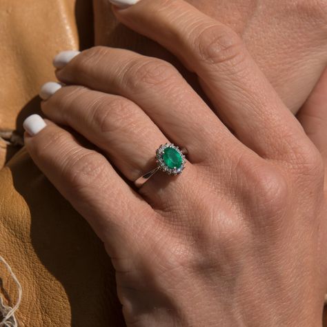 Emerald Engagement Ring Oval, Engagement Ring Oval Halo, Diamond Emerald Ring, Oval Halo Ring, Emerald Stone Rings, Emerald Halo, Floating Diamond Necklace, Emerald Ring Vintage, Engagement Ring Oval